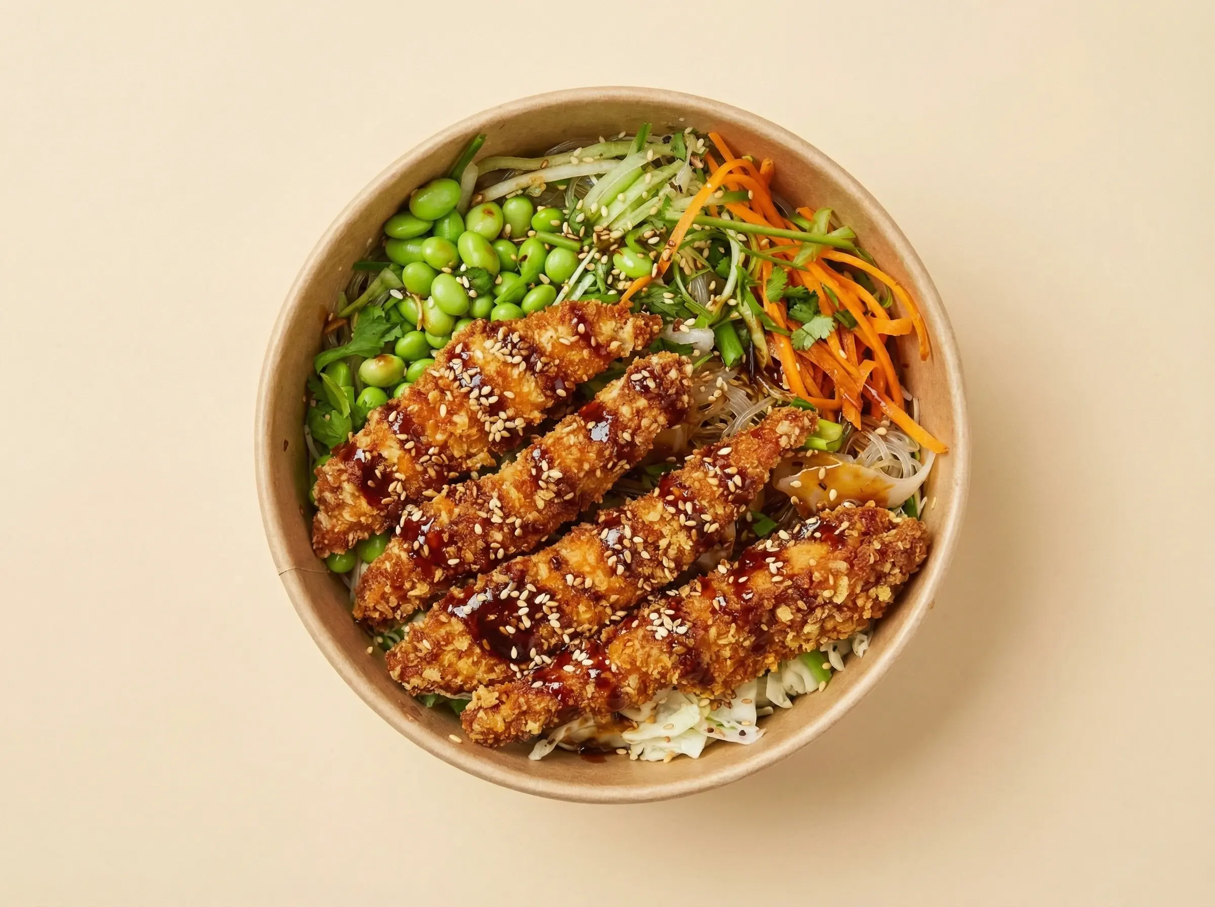 Bowl z polędwiczką drobiową i świeżymi warzywami.