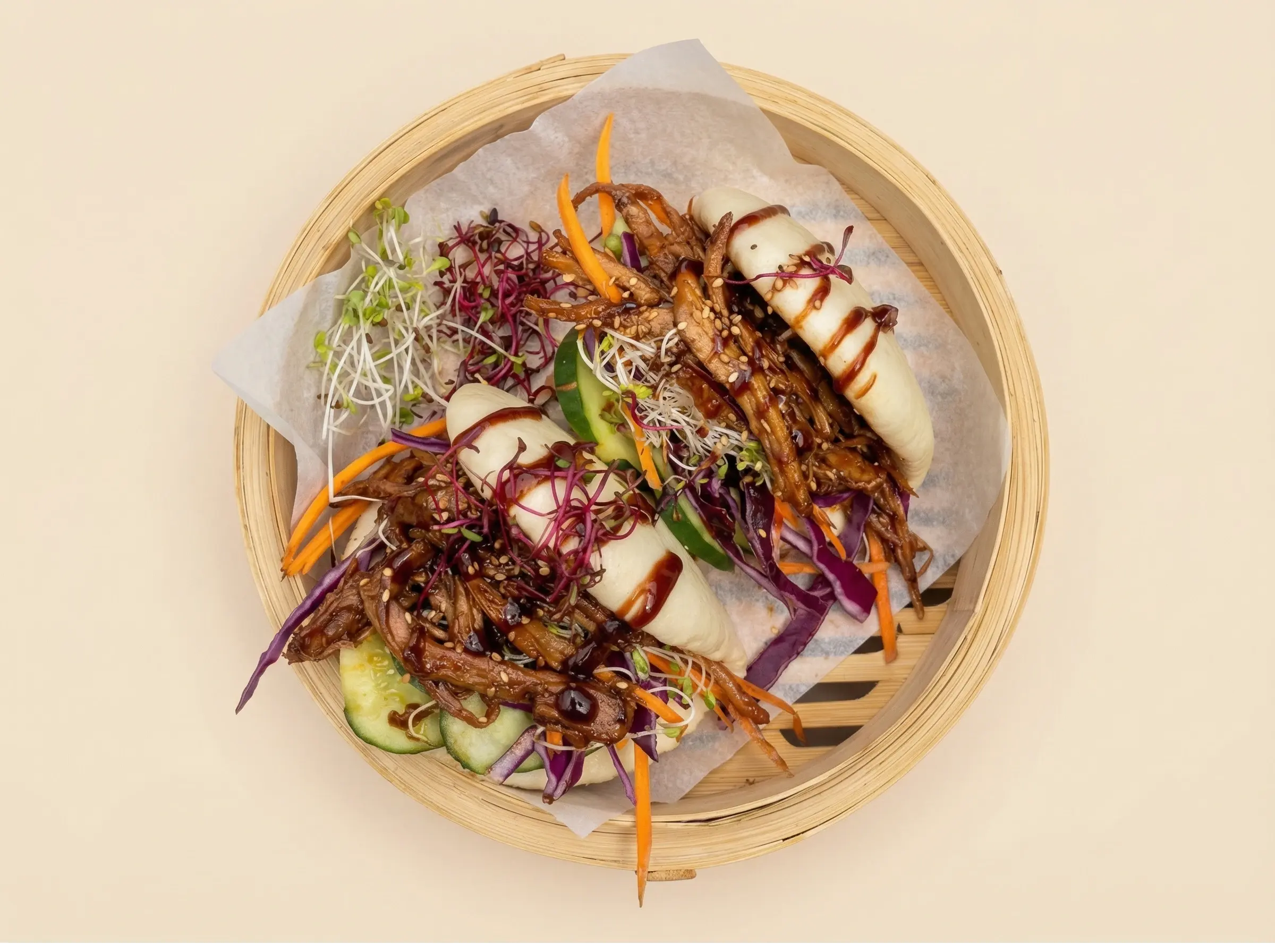 Bułeczki Bao z szarpaną wieprzowiną.